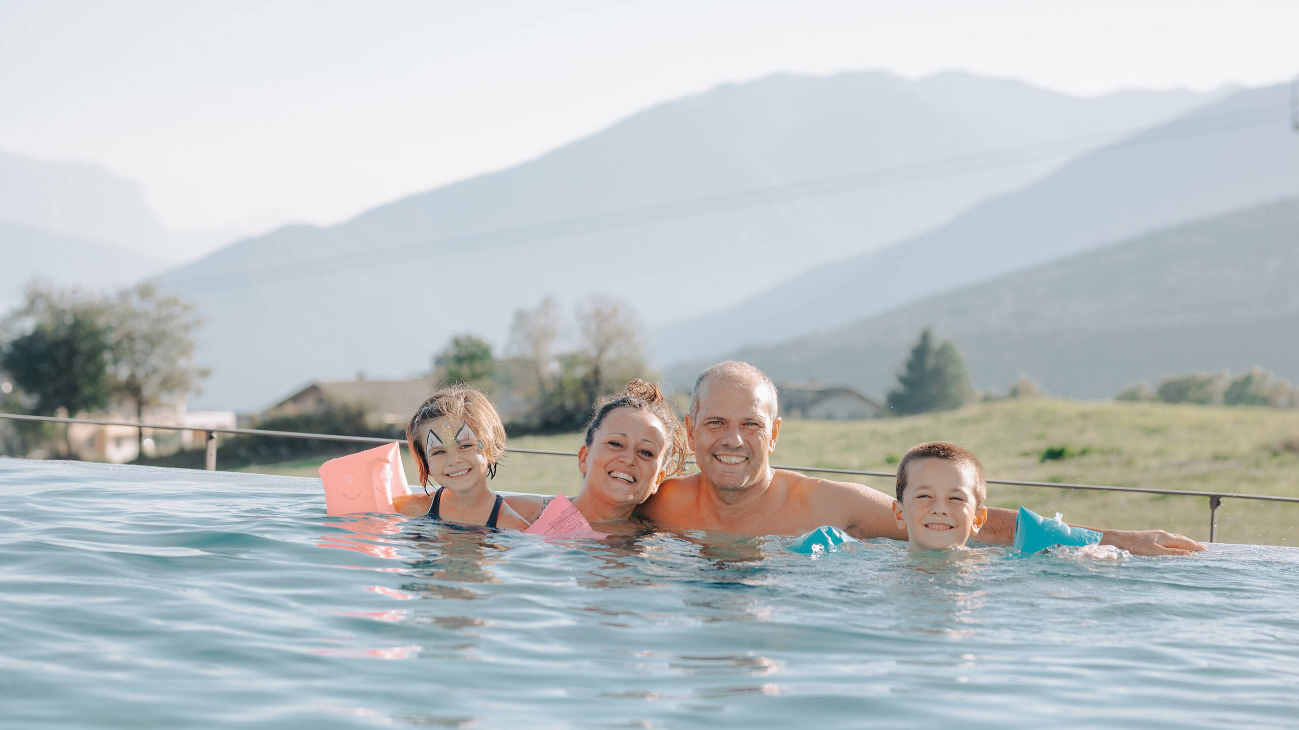 Familie im Schwimmbad