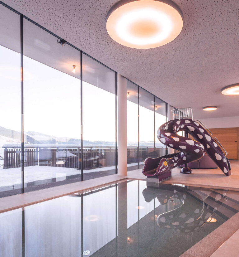 Outdoor infinity pool in meransen hotel familiamus